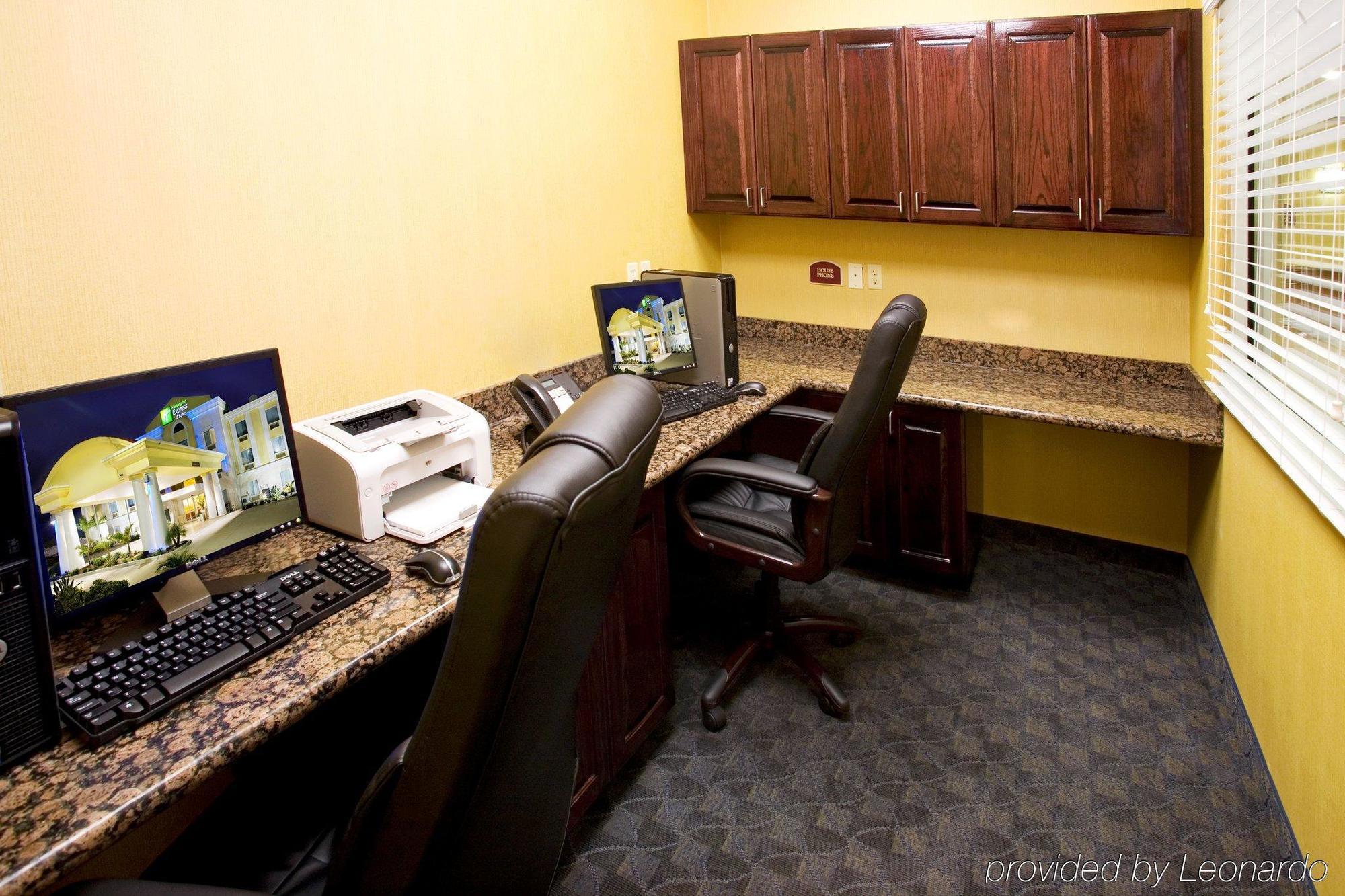 Holiday Inn Express Hotel And Suites Falfurrias Удобства фото