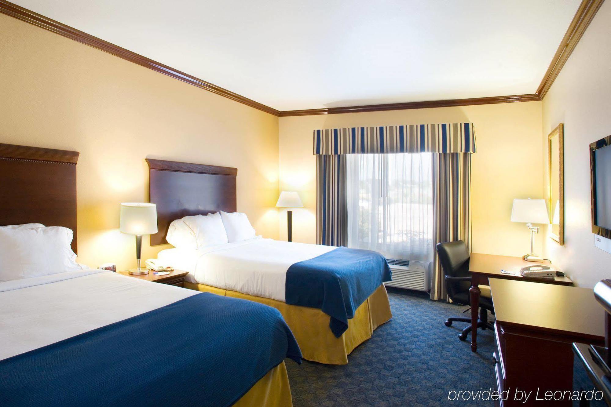 Holiday Inn Express Hotel And Suites Falfurrias Экстерьер фото