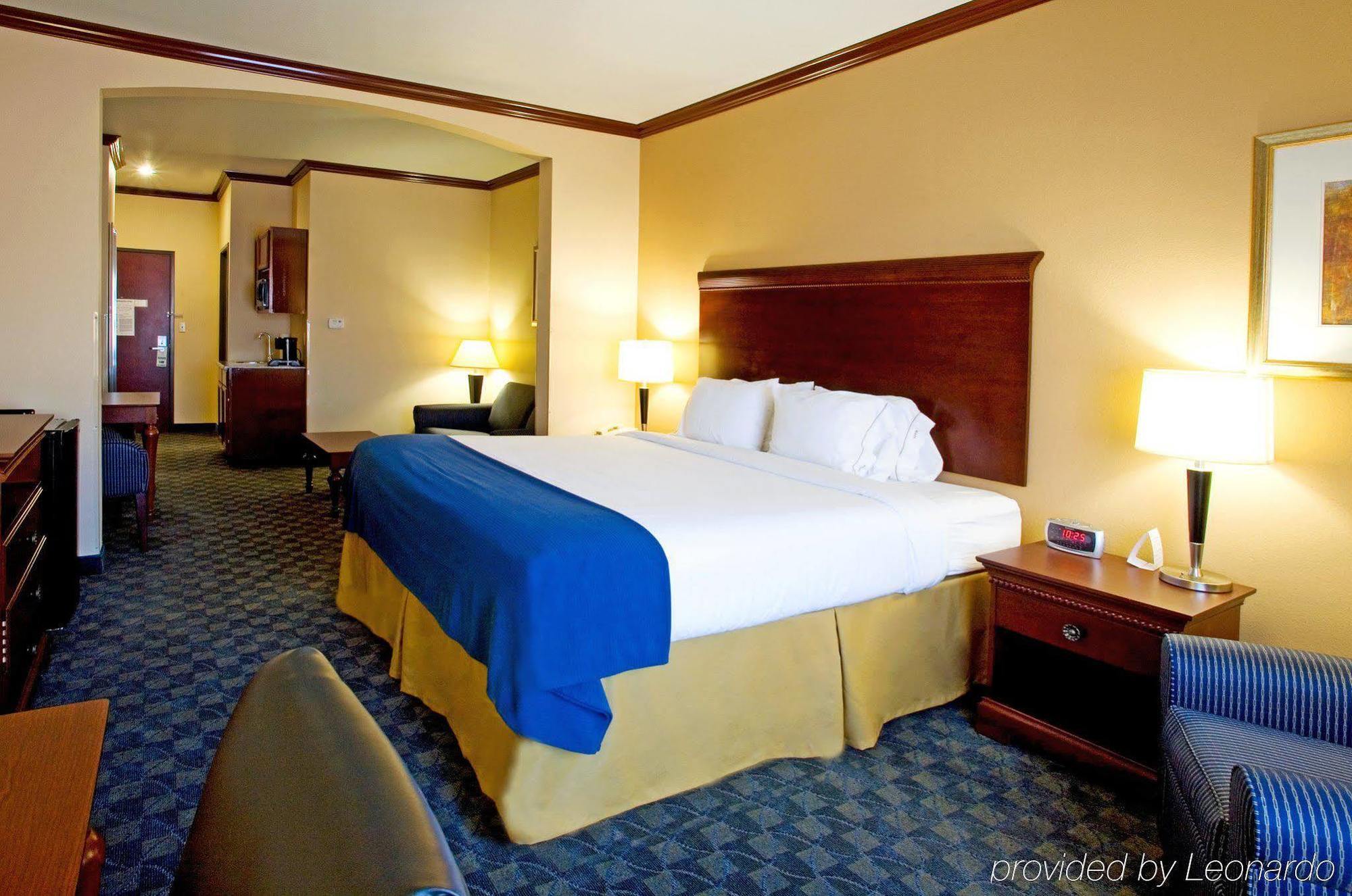 Holiday Inn Express Hotel And Suites Falfurrias Номер фото