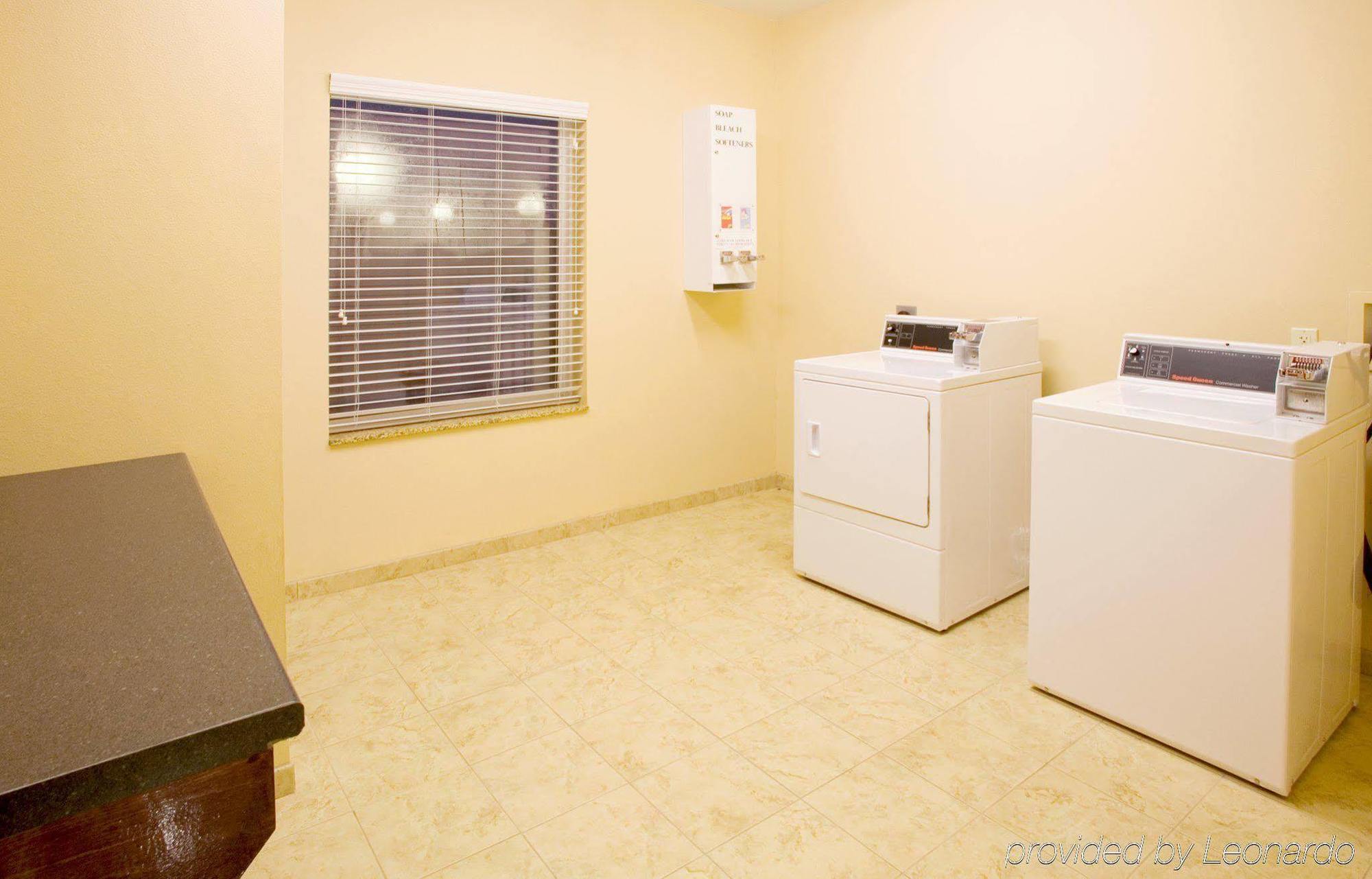 Holiday Inn Express Hotel And Suites Falfurrias Удобства фото