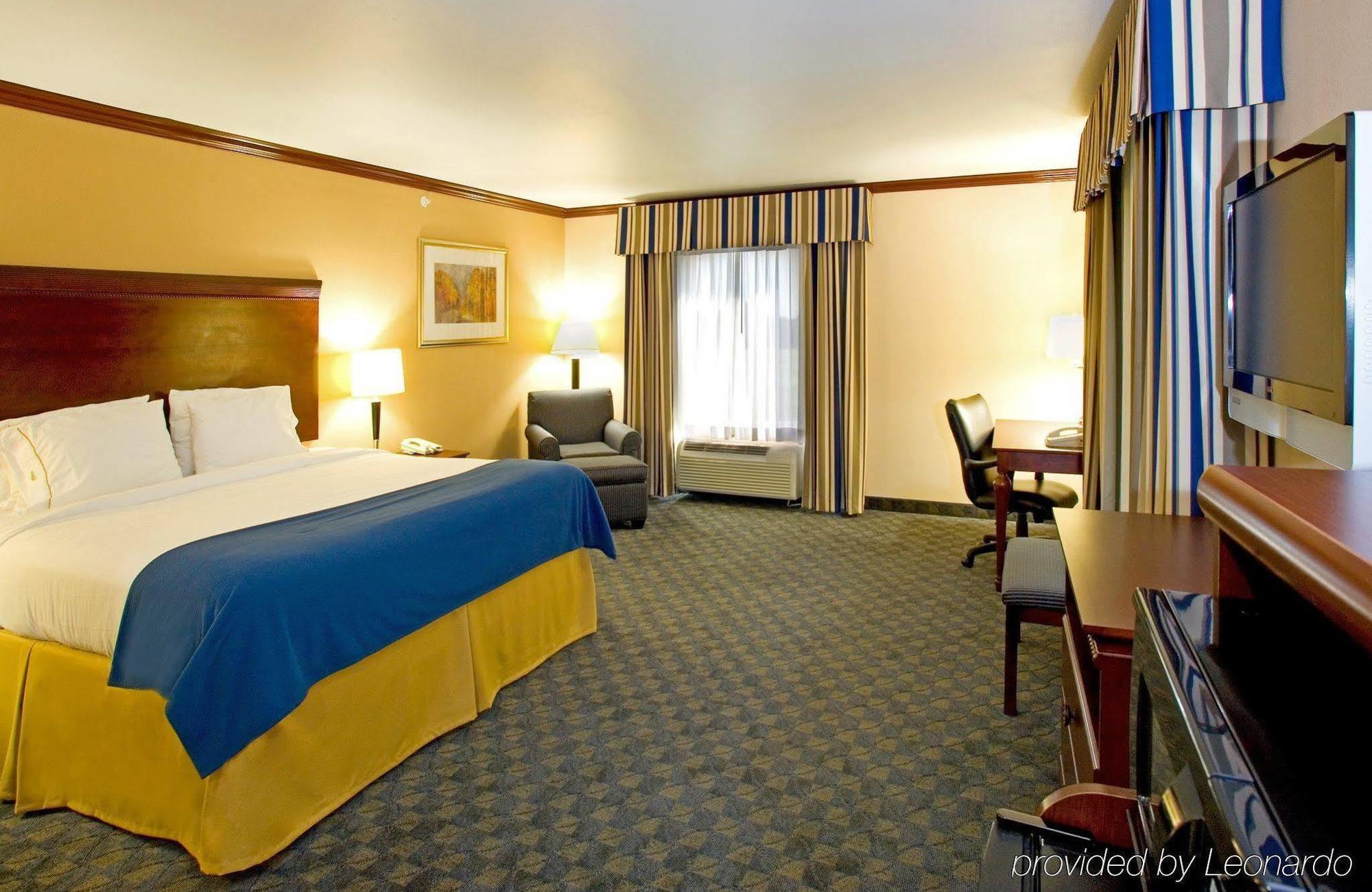 Holiday Inn Express Hotel And Suites Falfurrias Экстерьер фото