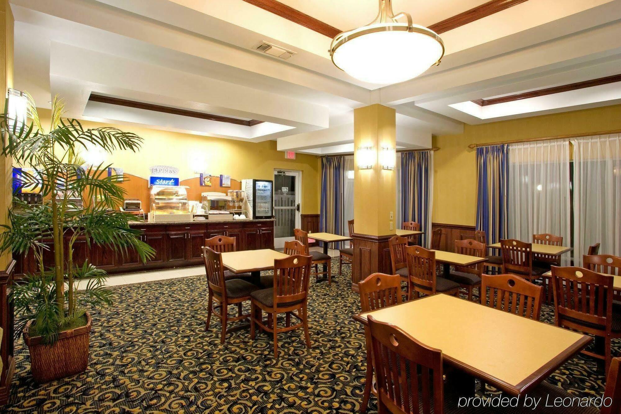 Holiday Inn Express Hotel And Suites Falfurrias Ресторан фото