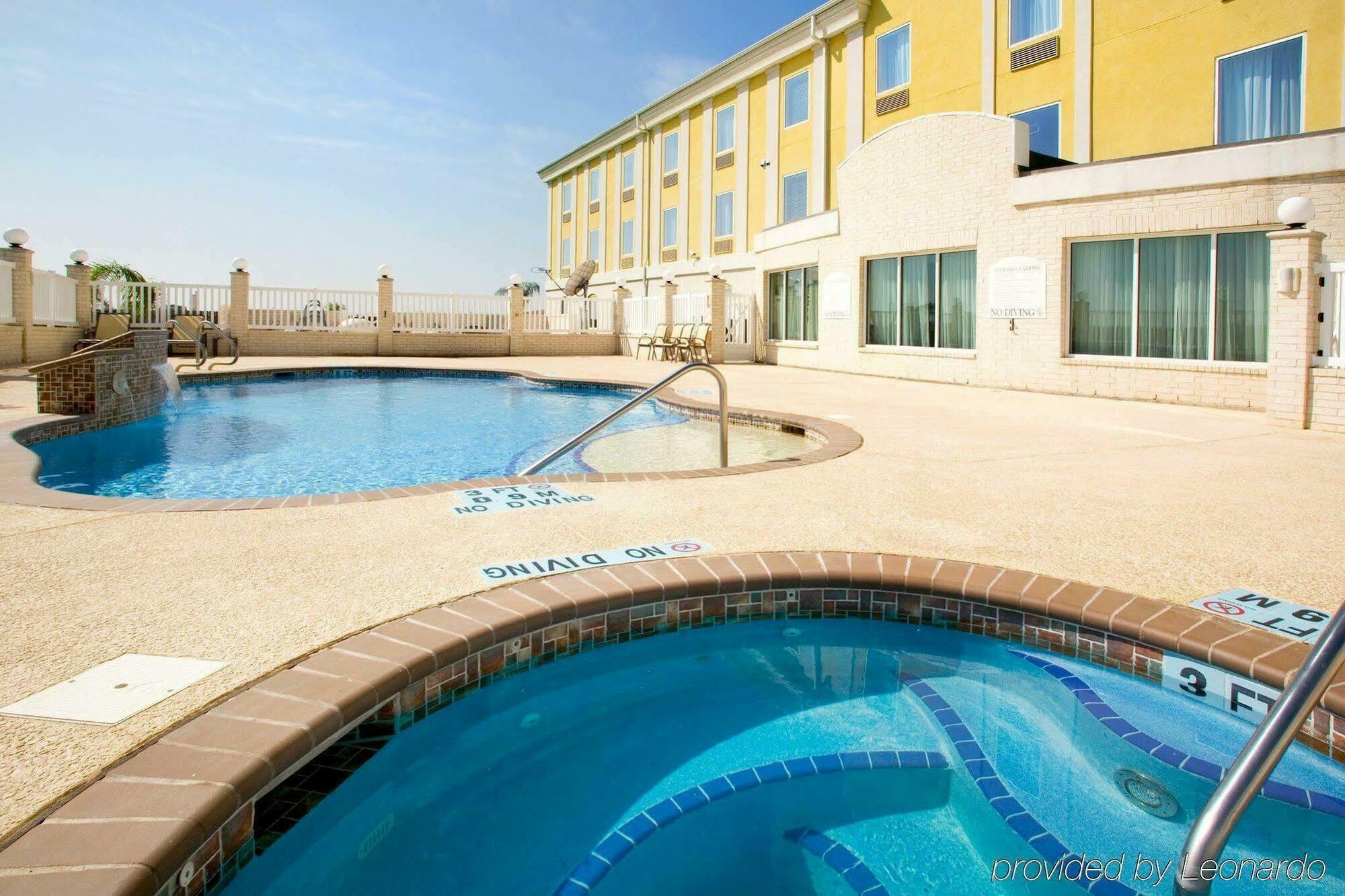 Holiday Inn Express Hotel And Suites Falfurrias Экстерьер фото