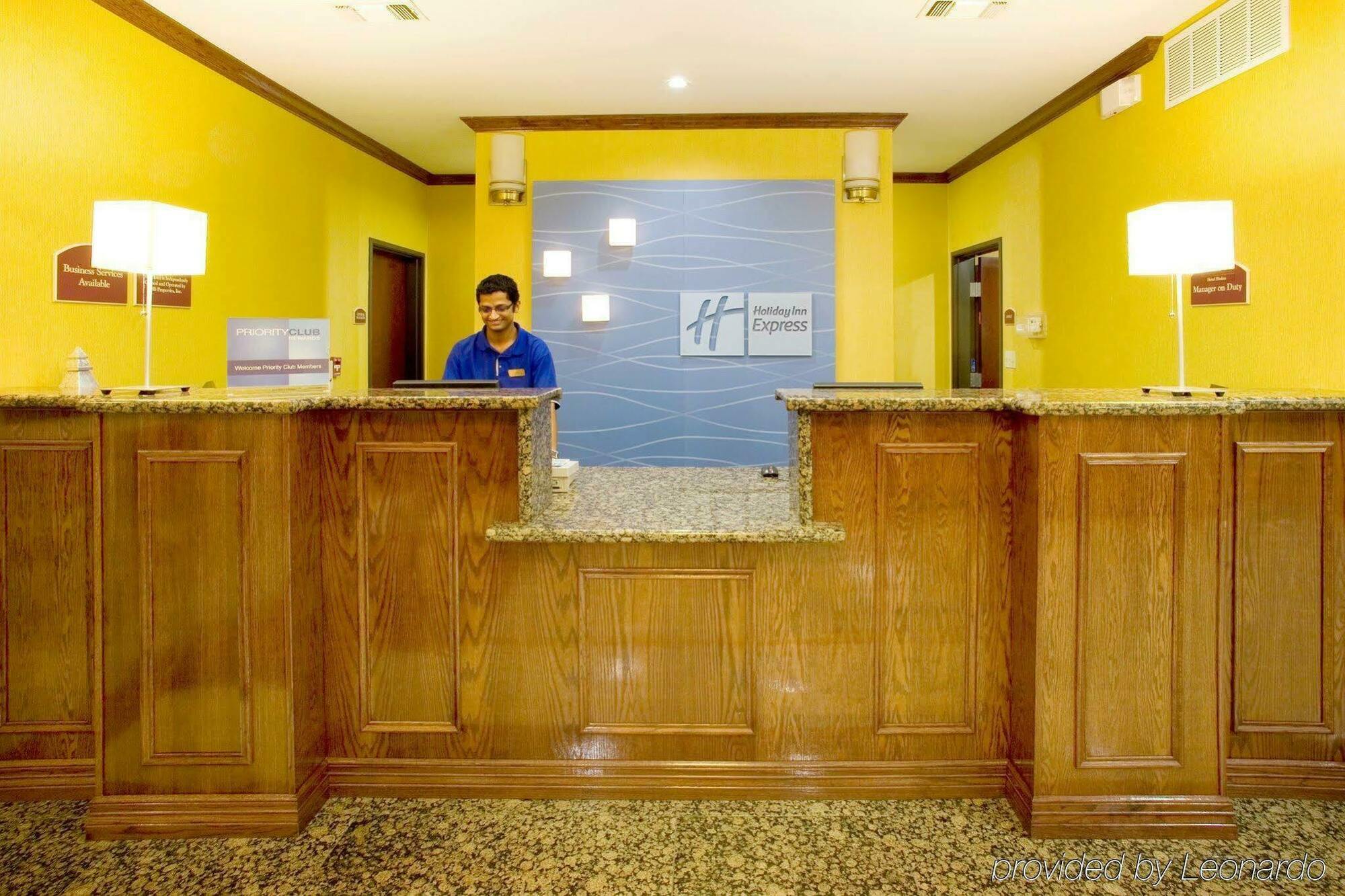 Holiday Inn Express Hotel And Suites Falfurrias Интерьер фото